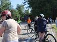 Staatssecretaris Nicole de Moor woonde een fietsles in het asielcentrum in Arendonk bij