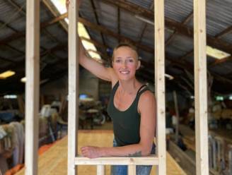 Straf: Gerdine bouwt helemaal zelf een tiny house van 3 meter bij 7