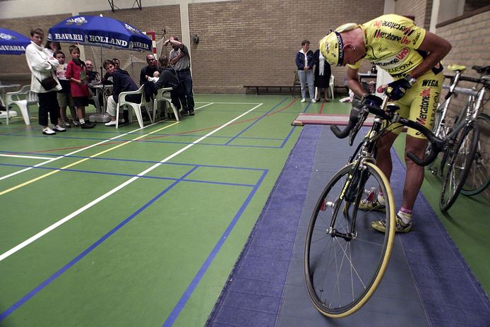 Wijlen Marco Pantani sleutelt aan zijn fiets in de sporthal van de Trudoschool in Stiphout.