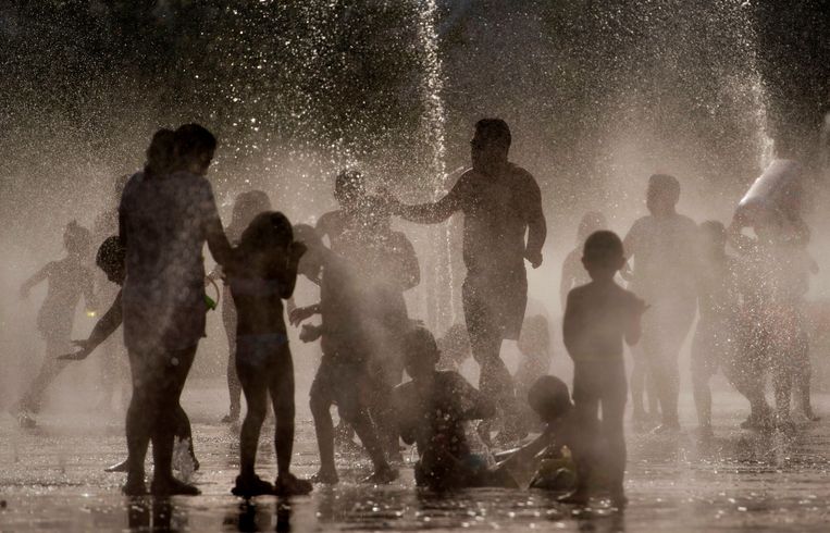 In Madrid zoeken bewoners en toeristen massaal verkoeling in de fonteinen van het Rio-park. Beeld AFP