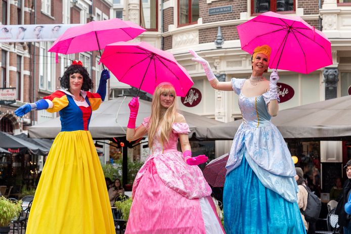 Sprookjesdames op stelten op het Land van de Markt in Arnhem.