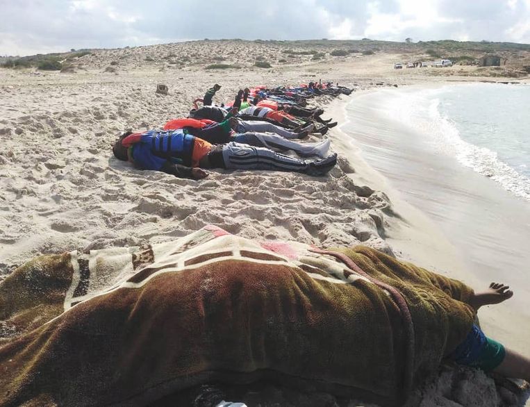Van de zeker 74 mensen die donderdag verdronken voor de Libische kust, konden tot nog toe 31 lichamen geborgen worden. Naar de rest van de verdronken passagiers wordt nog gezocht.  Beeld EPA