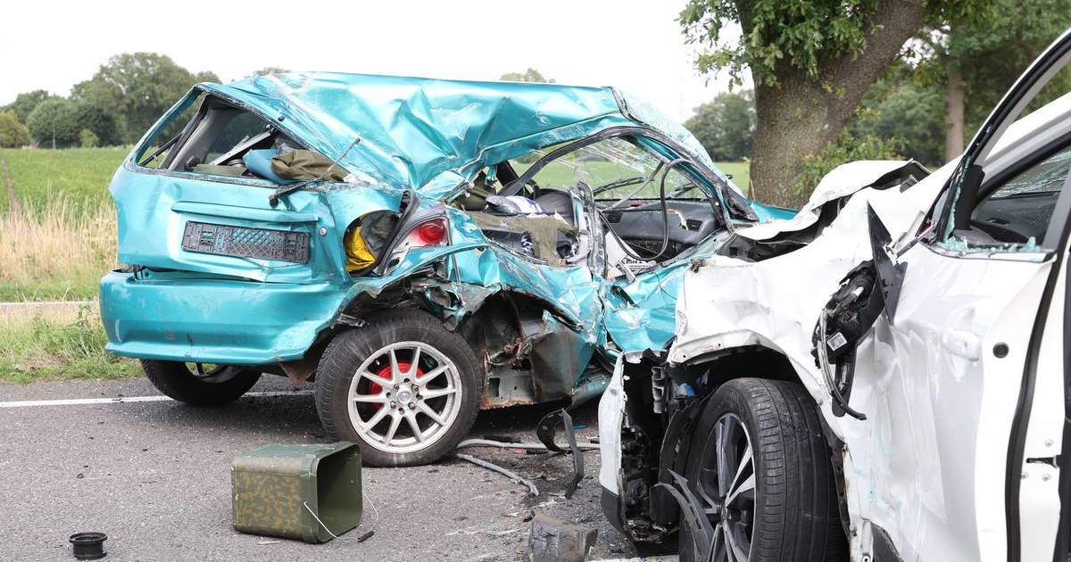 Ravage na ongeluk met drie autos bij Hellendoorn: 2 gewonden en weg dicht.