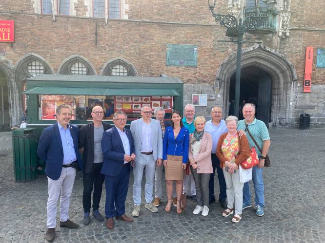 Vlaams minister bakt ze goudgeel in Brugge en denkt erover na om frietkoten op de Markt te beschermen: “Het is een levende traditie”