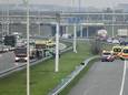 Op de A2 is donderdagmiddag een personenauto tegen de vangrail geklapt (links te zien).