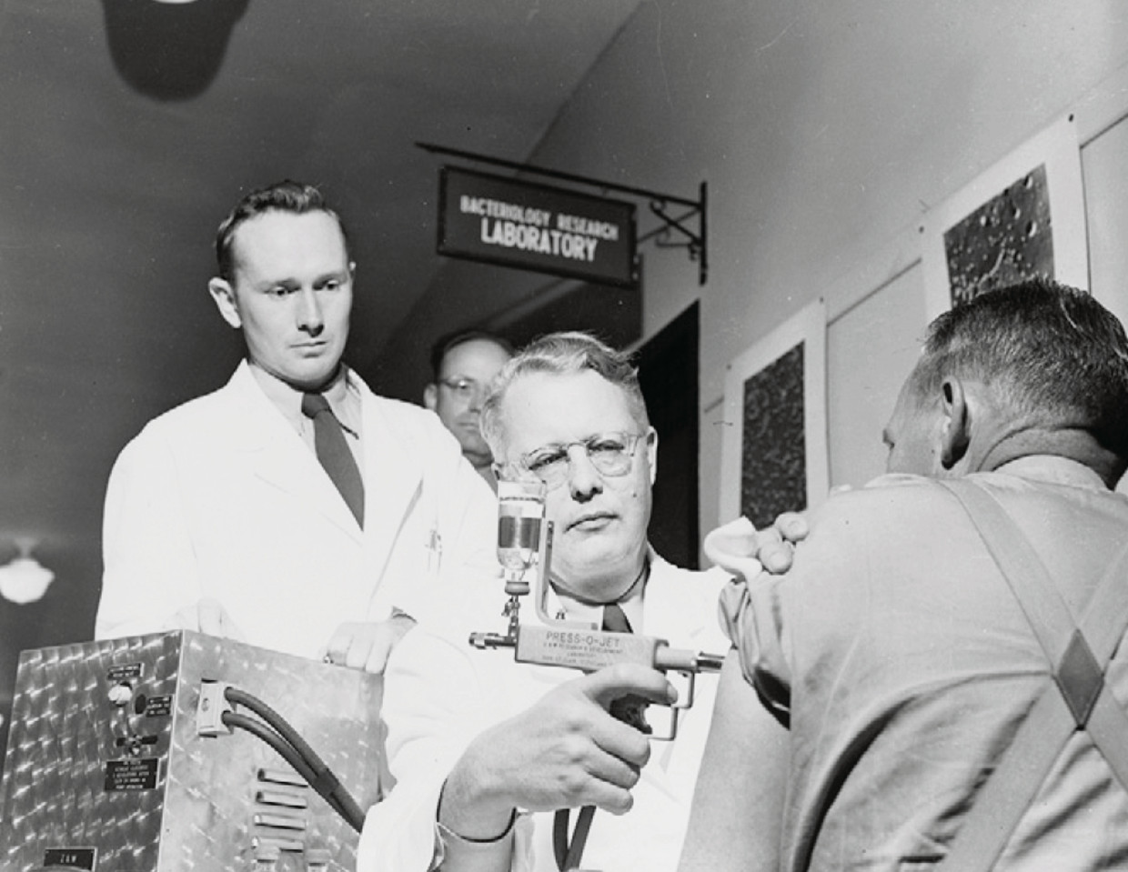 Een Amerikaanse soldaat wordt in de jaren vijftig naaldloos geïnjecteerd. Beeld Museum of Health and Medicine