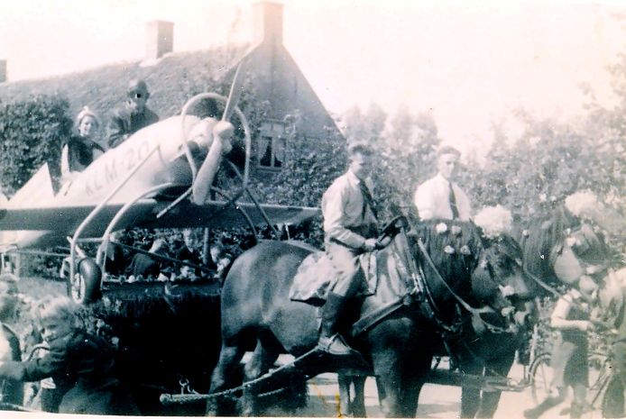 De platte wagen getiteld Het vliegtuig van Koningin Wilhelmina deed in mei 1945 mee aan de Bevrijdingsoptocht in Sprundel. De wagen was van buurtschap het Vorenseinde. Foto heemkunde Sprundel