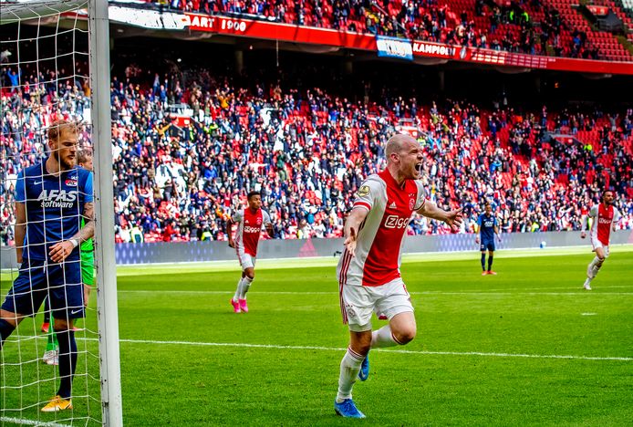 Davy Klaassen viert de de 1-0 van Ajax tegen AZ met de supporters, zondag tegen Emmen blijft de Arena leeg.