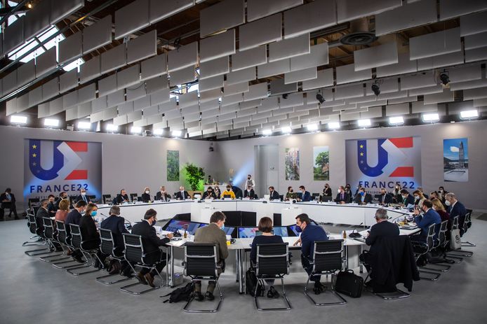 Réunis à Amiens (nord de la France) entre jeudi et samedi, les ministres européens de l’Environnement et de l’Energie ont eu des “échanges très riches” et “constructifs”, et “pas simplement des prises de position de posture”, a déclaré la ministre française de la Transition écologique Barbara Pompili à l’issue de la rencontre.