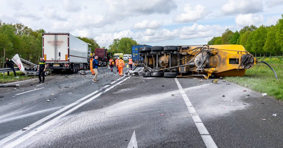 Groot ongeluk op de snelweg: drie vrachtwagens botsen, twee gewonden.