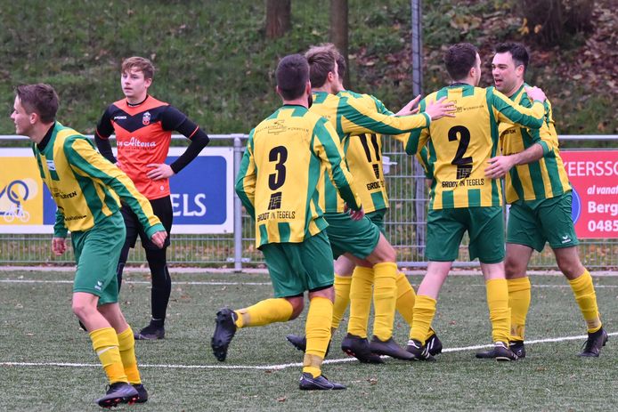 Harm Poels (uiterst rechts) wordt bejubeld door zijn ploeggenoten van Constantia na zijn enige doelpunt tot nu toe, in het duel bij Vitesse'08.