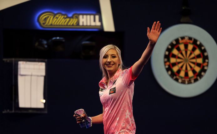 Fallon Sherrock won als eerste vrouw ooit een wedstrijd op het WK darts.