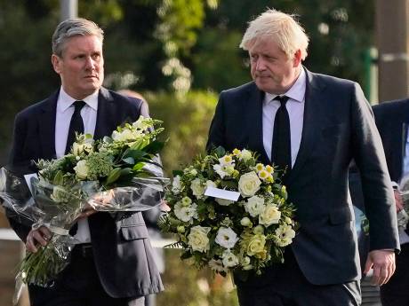 Britse premier Johnson legt bloemen bij plek van moordaanslag op parlementslid