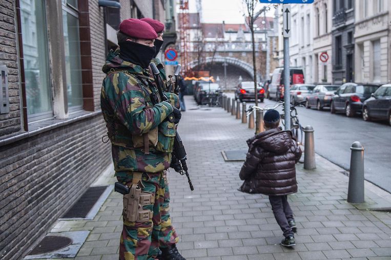 Militairen patrouilleren in de Joodse buurt sinds de verhoging van het dreigingsniveau. Beeld Klaas De Scheirder