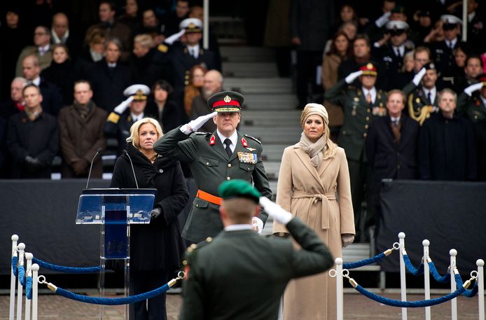 Minister Jeanine Hennis-Plasschaert van Defensie, koning Willem-Alexander en koningin Maxima tijdens de ceremonie op het Binnenhof voor oud-commando Gijs Tuinman (voorgrond) waar hij de Militaire Willems-Orde krijgt