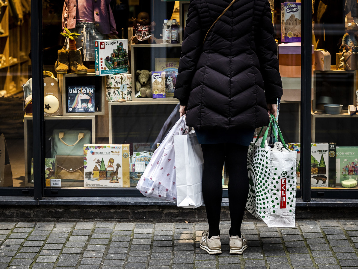 Winkelend publiek in het centrum van Breda tijdens het laatste weekend voor Sinterklaas.