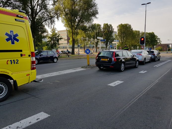Hulpverlening na de aanrijding in Arnhem.