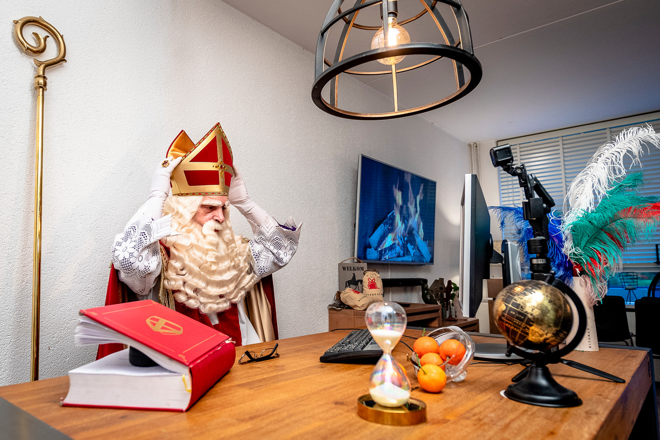 Sinterklaas gaat dit jaar videobellen met de kinderen thuis in plaats van op huisbezoek.