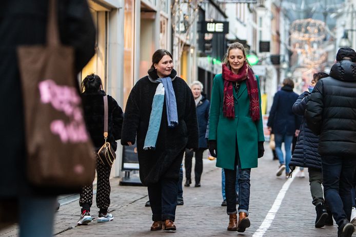 Deventer raadsleden (links) Eva Sipman (VVD) en (rechts) Anne van der Meer (GroenLinks) verzamelen online verhalen over seksuele intimidatie en grensoverschrijdend gedrag in hun gemeente. Dat doen ze op de website ookikzweeg.nl.