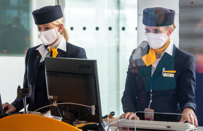 Lufthansapersoneel met een mondkapje op.