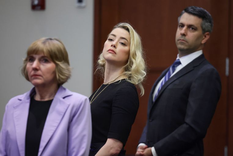 Amber Heard in de rechtszaal vlak voordat de jury haar oordeel gaf. Johnny Depp was niet bij het oordeel aanwezig. Beeld AP