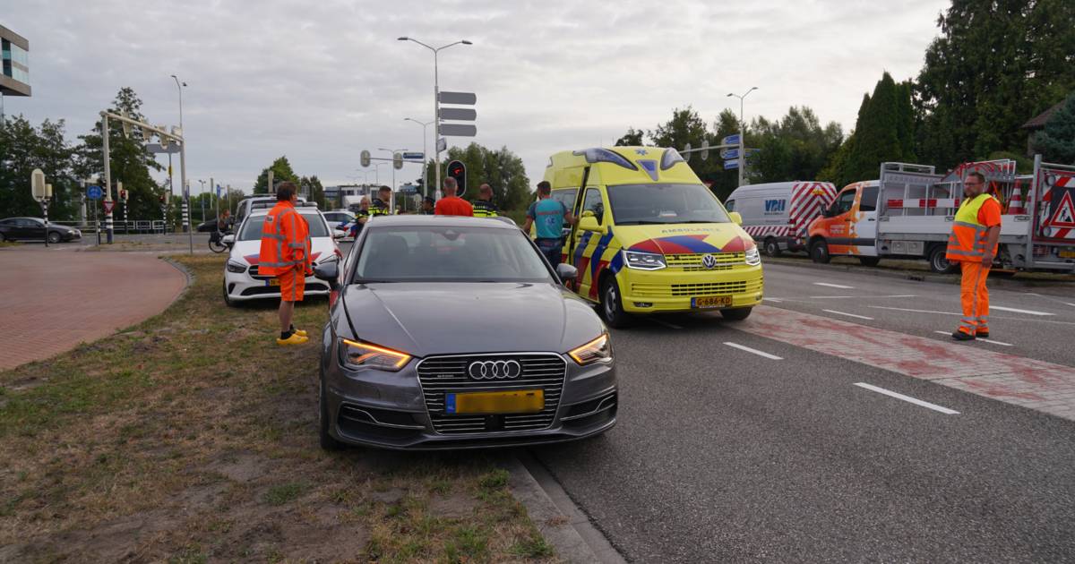 Verkeersregelaar gewond bij botsing in Meppel.