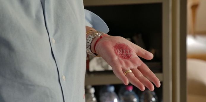Marie-Anne laat logo van haar bedrijf op handpalm tatoeëren