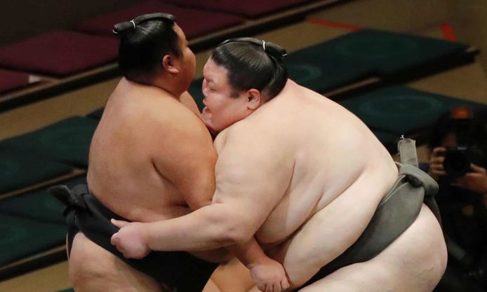 Ōrora (rechts) verslaat worstelaar Kiryu in de laatste wedstrijd voor zijn pensioen.