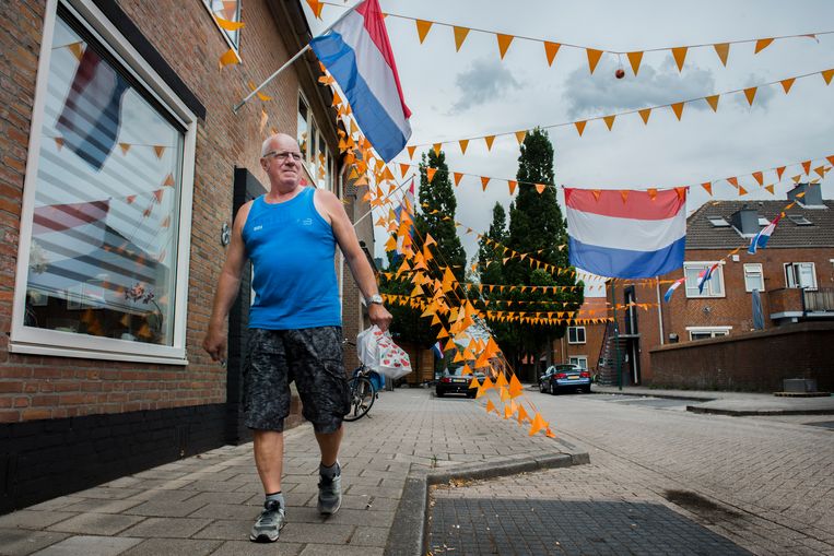 De straat van het ouderlijk huis van Oranje-speelster Shanice van de Sanden in IJsselstein hangt vol met vlaggen en vlaggetjes. Beeld bram petraeus