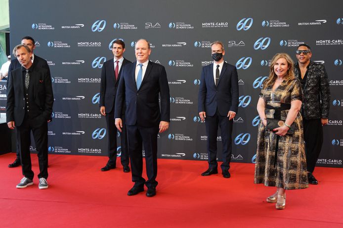 Le prince Albert II de Monaco en compagnie du Jury Fiction, composé du réalisateur et producteur suédois Måns Mårlind, l’acteur français Arnaud Ducret, le producteur allemand Moritz Polter, l’acteur et chanteur Joey Starr, la scénariste et réalisatrice britannique Kay Mellor et le producteur norvégien Anders Tangen.