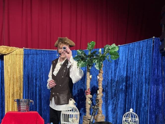 Turnhoutse goochelaar Magic J laat kunstjes zien op Stadsparkfeesten