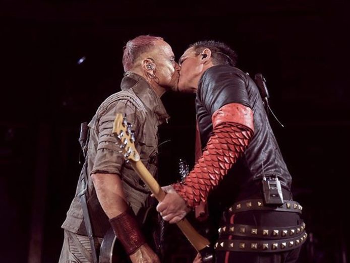 Rammstein-bandleden kussen tijdens optreden als protest tegen homofoob  beleid Rusland | Muziek | hln.be