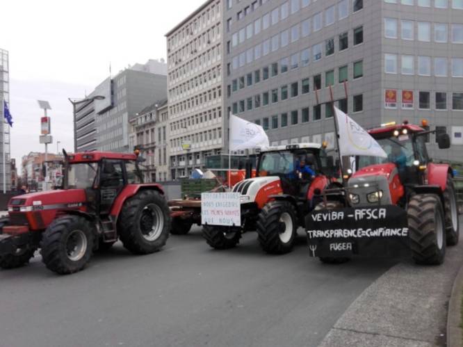 Tractoren nemen Schumanplein in uit protest tegen vleesschandalen