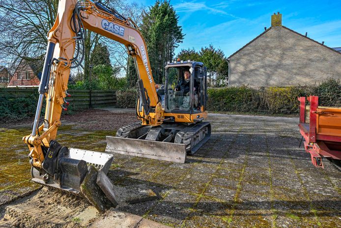 Wethouder Thomas Melisse verwijdert tegels op de Spuilaan in Oudenbosch om hier groen aan te leggen. Hij daagt zijn collega-wethouder uit Etten-Leur uit om ook deel te nemen aan het NK Tegelwippen.