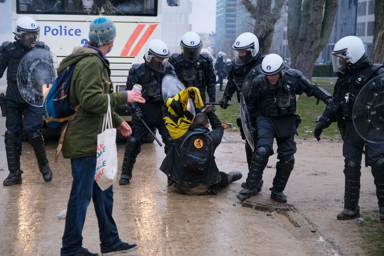 Agenten arresteren een man tijdens de coronabetoging in Brussel, afgelopen weekend. Beeld Marc Baert