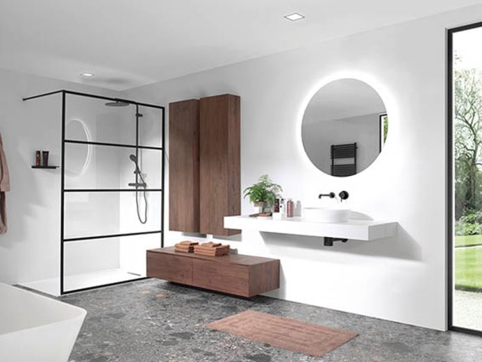 Twee trends in één badkamer: hout brengt warmte, de mix van wit en zwart zorgt voor rust.