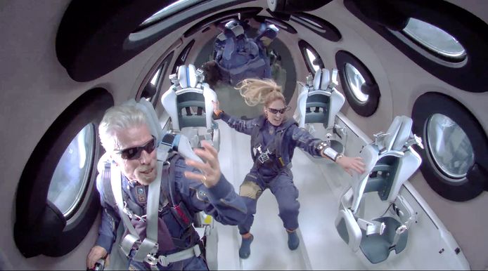 Richard Branson (à gauche) à bord du SpaceShip Two Unity 22 alors qu'ils atteignent l'apesanteur pendant leur vol après le décollage de Spaceport America, à Truth or Consequenses, Nouveau-Mexique, États-Unis, le 11 juillet 2021.