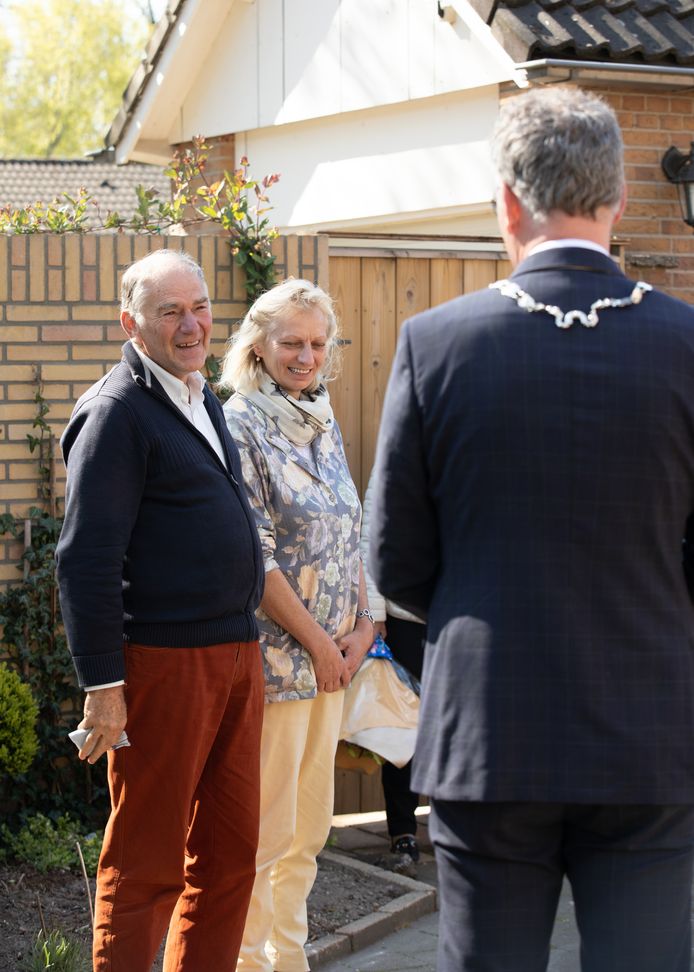 Jan Daem wordt in Oisterwijk door burgemeester Janssen verrast met lintje.