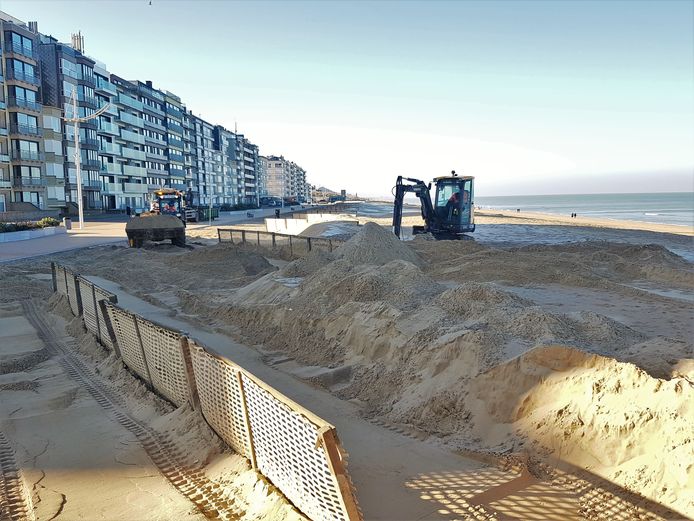 Op het strand van Koksijde worden de zandvangers opnieuw vrijgemaakt, zodat ze dit weekend volop opstuivend zand kunnen tegenhouden.