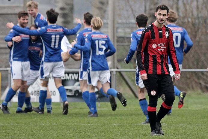 PVH Herpen voetbal Herpinia - Festilent ; Rowdy Megens (rechts/Herpinia) druipt af terwijl op de achtergrond Festilent de 0-1 viert BD SPORT foto: Peter van Huijkelom