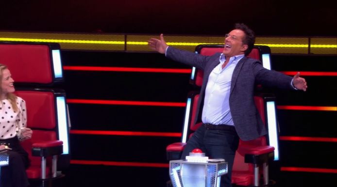 Gerard Joling schreeuwt het uit nadat Ollestad hem kiest als coach.