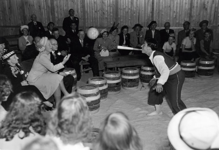 Koningin Juliana werpt een bal naar de jongleur, tijdens de eerste voorstelling van kindercircus Elleboog op 18 augustus 1949.   Beeld Nationaal Archief/Collectie Spaa