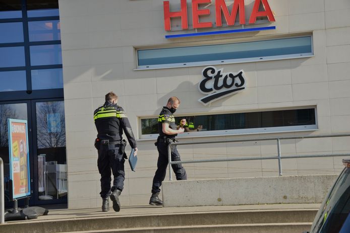Politie onderzoekt de overval op de Hema in Zundert.