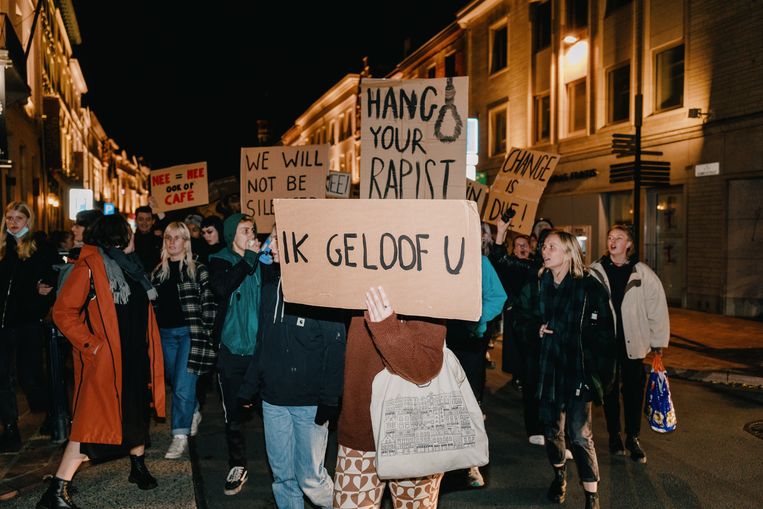 Een actie tegen seksueel geweld in Gent. Daar werd afgelopen zaterdag een meisje verkracht in de toiletten van een café. Beeld Wouter Van Vooren