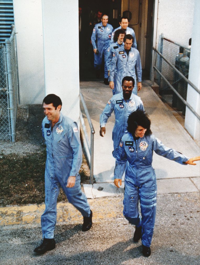 De Challenger-bemanning op weg naar het lanceerplatform in het Kennedy Space Center. Als vijfde in de rij loopt lerares Christa McAuliffe. Beeld Corbis/VCG via Getty Images