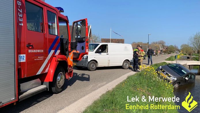 Een omstander had een spanband om zijn trekhaak en de auto in het water gelegd, zodat deze niet verder de sloot in zou zakken.