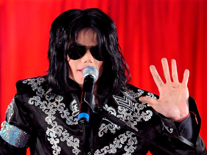Het veilinghuis Guernsey’s heeft bezittingen van de in 2009 overleden Amerikaanse popster Michael Jackson online te koop aangeboden. Het gaat om ongeveer vijftig items uit de nalatenschap van de zanger die enkele jaren geleden waren verworven door een fan.
