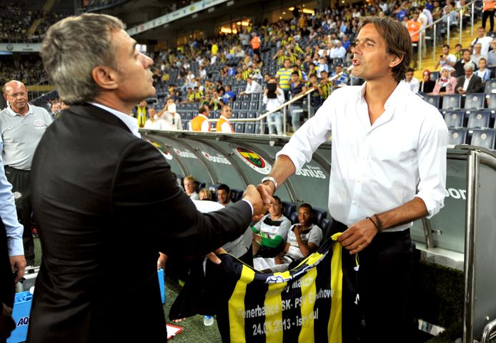 Ersun Yanal (l) schudt de hand van toenmalig PSV-coach Phillip Cocu op 24 juli 2013.