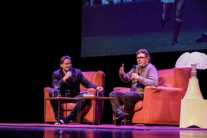 Eddy van der Ley interviewt Willem van Hanegem op het podium.