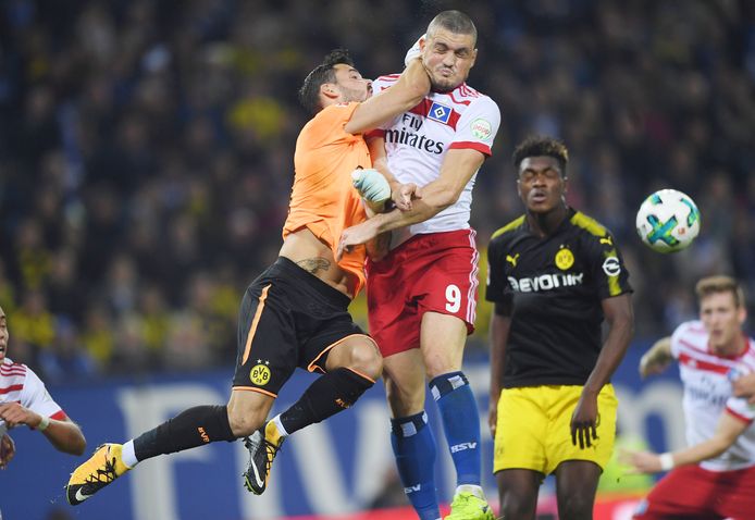 Borussia Dortmund-doelman Roman Bürki in een luchtduel met HSV-verdediger Kyriakos Papadopoulos.